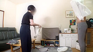 09832,A woman who screams in agony