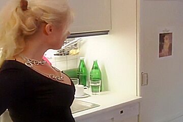 Amateur butts vid shows me enjoy lesbian action