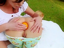 Amazing Outdoor, Lesbian sex scene