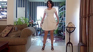 American milf Gipsy rubs her luscious love hole