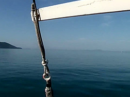Arcanjo trepando com amgo no barco