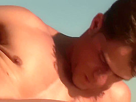 Arcanjo trepando com amgo no barco