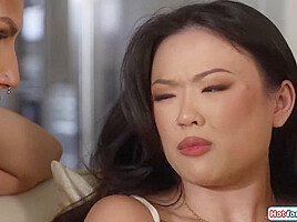 Asian Lulu Chu dares shemale gf Zariah Aura to creampie her
