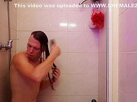 Axelle sous la douche
