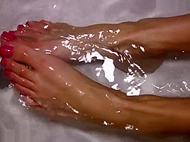 Big feet in bath