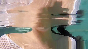 Buxom Alison Tyler takes a bath and rubs herself down
