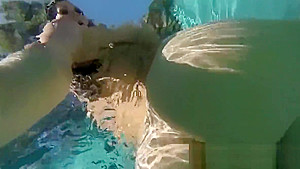 Buxom Alison Tyler takes a bath and rubs herself down