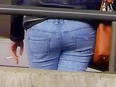 Candid - Nice Ass In Jeans At The Train Station