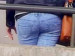 Candid - Nice Ass In Jeans At The Train Station