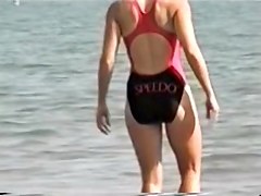 Candid babe in swimsuit is staying under the bright sun 06zg