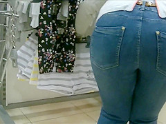 Candid round ass milf in jeans