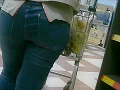 Candid round ass milf in jeans