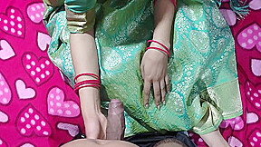 Chachi Ko Bhatije Ne Bina Blouse Ke Dekho To Hawas Me Chut Marli Jabardasti