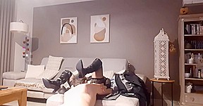Cuisses écartées sur le canapé