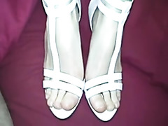 Cumming on her hot foot