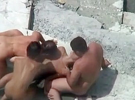 Deux couples se font un plan à 4 sur la plage