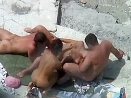 Deux couples se font un plan à 4 sur la plage