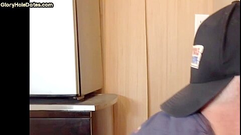 Dicksucking gloryhole DILF gives nice BJ in private home vid