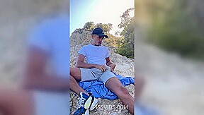 Dotadao gozando muito na trilha - PissVids