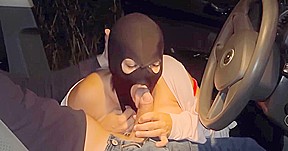 Elle branle et suce un inconnu en dogging