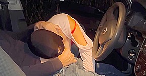 Elle branle et suce un inconnu en dogging