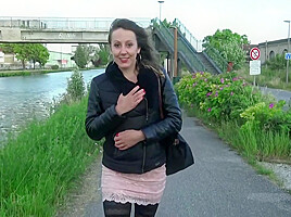 Emmanuelle, 28, croupier in a casino!