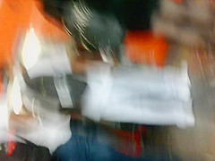 En el metro: Madurita sexy en minivestido negro