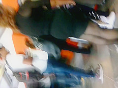 En el metro: Madurita sexy en minivestido negro