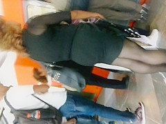 En el metro: Madurita sexy en minivestido negro