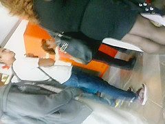 En el metro: Madurita sexy en minivestido negro