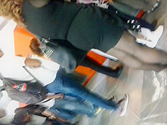 En el metro: Madurita sexy en minivestido negro