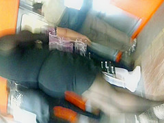 En el metro: Madurita sexy en minivestido negro