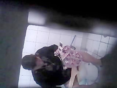 Espiada en el sanitario 4