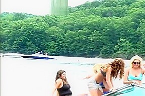 Flashing party on the water - Distinctive