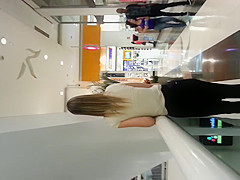 Gata Charmosa no Shopping