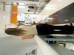 Gata Charmosa no Shopping