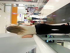 Gata Charmosa no Shopping