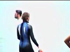 Girl losing down her tight swimsuit on the candid beach vid 07m