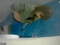 Girl spied by pissing