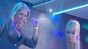 Glamour slut sucking bbc