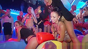 Glamour slut sucking bbc