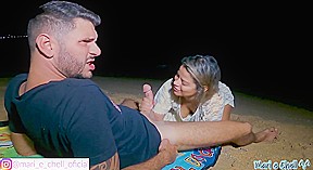 Gostosa Foi Na Praia A Noite E Acabou Sentando Na Rola Do Namorado Com Medo De Alguem Chegar !