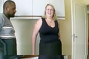 Grosse cochonne enculee chez elle par un black