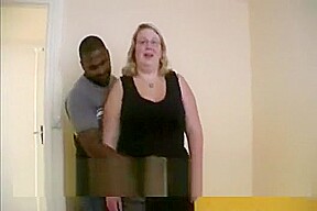 Grosse cochonne enculee chez elle par un black
