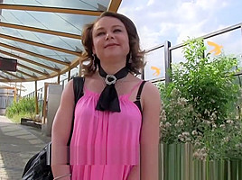 Guliable MILF shows her thing and fucked outdoors