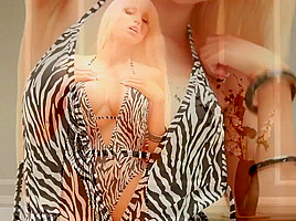 Has A Creamy Orgasm On Her Dildo With Rikki Six
