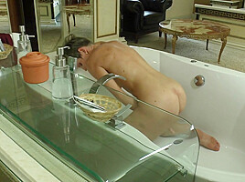 Horny Housewife Fingers Herself - MatureNL