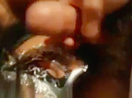 Il jouit dans sa bouche