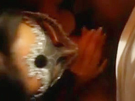 Il jouit dans sa bouche