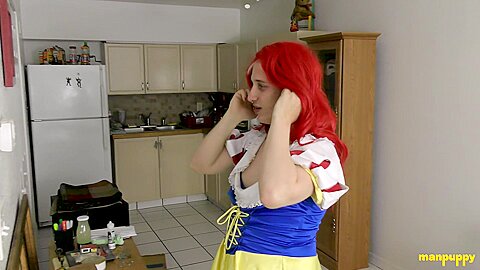 Kinky Elis Ataxxx wears a princess dress and shows his ass
